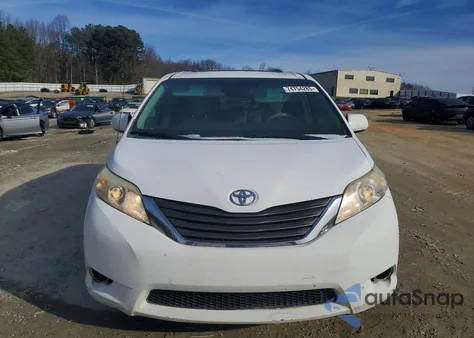 2011 Toyota Sienna Xle z USA, uszkodzony, nr VIN 5TDYK3DC8BS040328